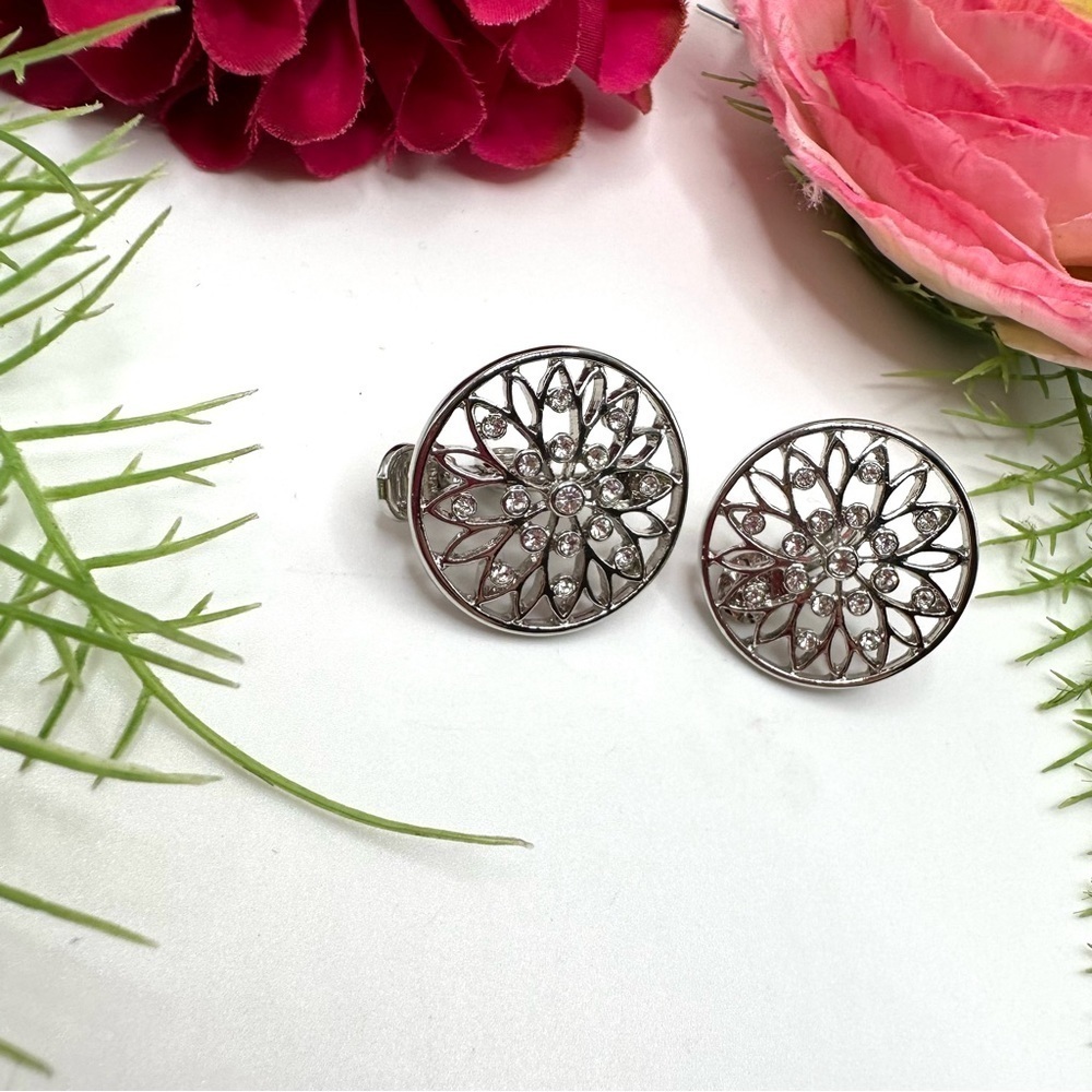 VINTAGE⚜️MONET Crystal Cluster Clip Earrings - Picture 3 of 7